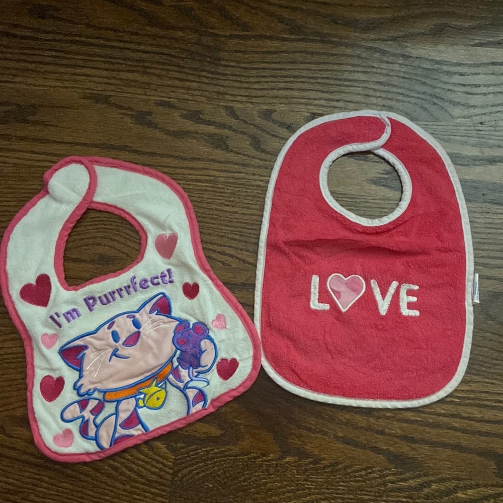 2 BABY BIBS